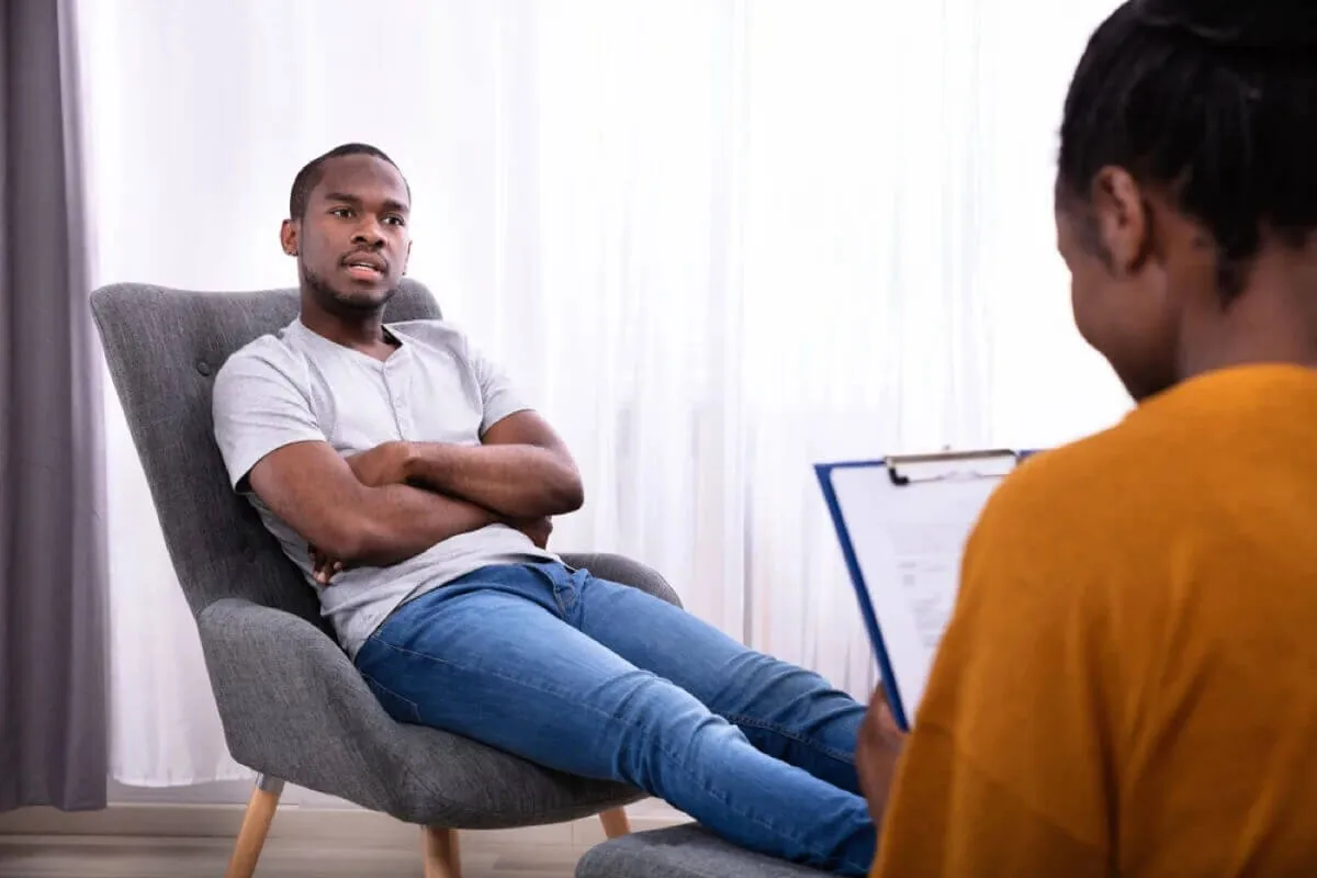 Pessoa sendo acolhida durante uma conversa